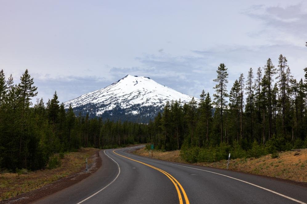 road-leading-to-the-snowy-mount-bachelor-oregon-2026-01-07-07-15-01-utc